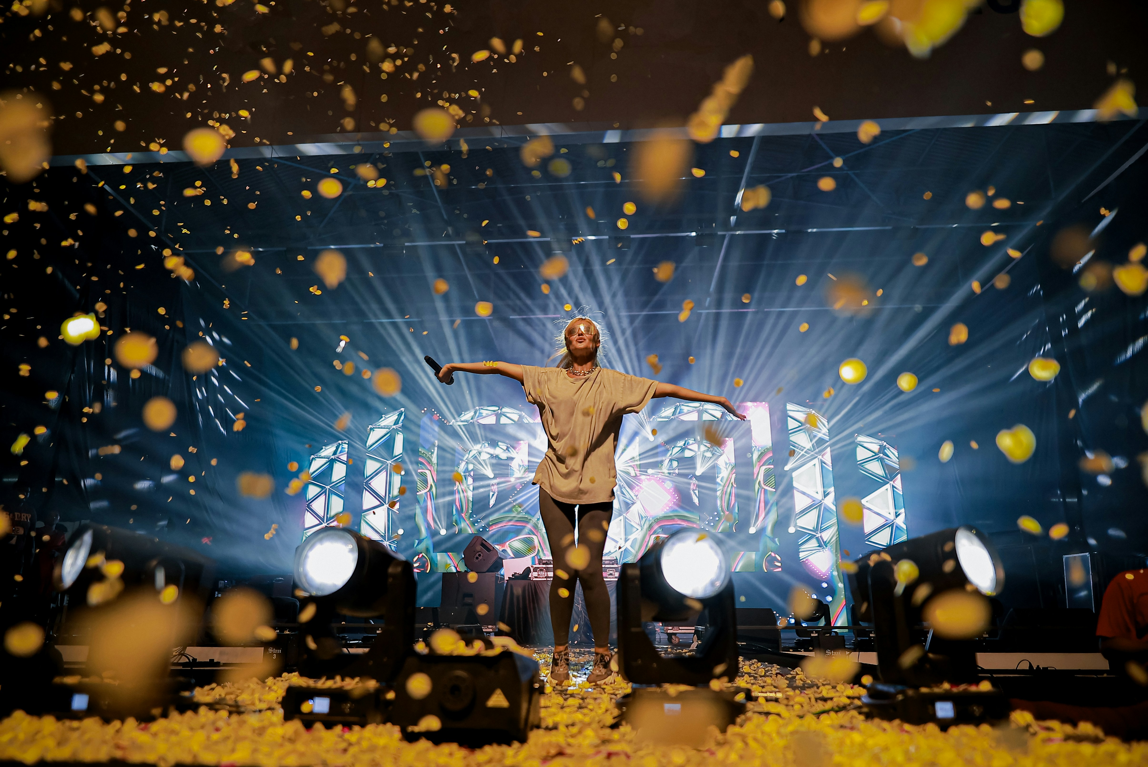 Mujer feliz disfrutando del evento